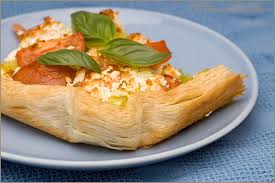 Taze Soğanlı Sandal Börek Tarifi